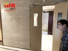 小區設計不規范，爸爸為女兒苦尋防火門電動閉門器