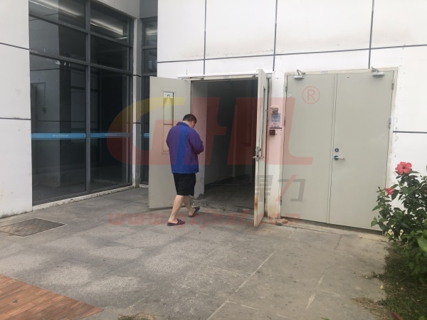 防火門安裝電磁門吸方便人員通行，同時保證消防安全