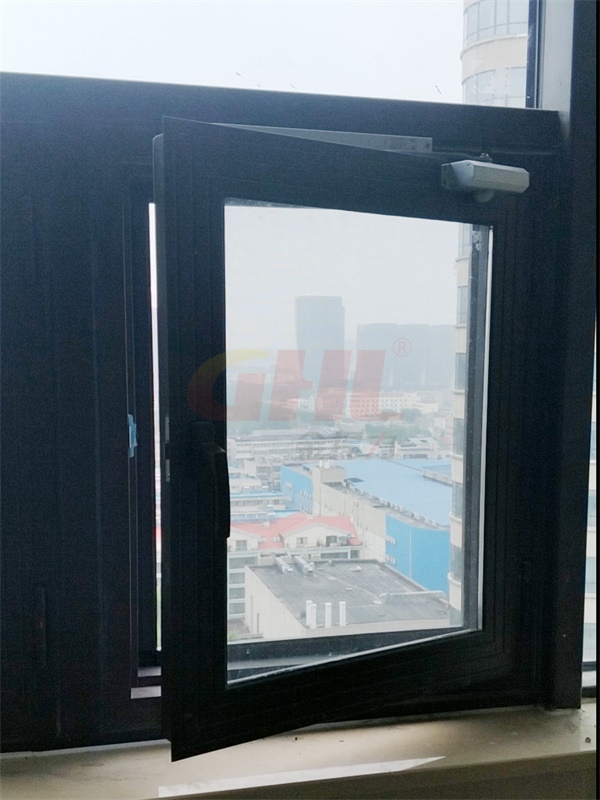 閉窗器平時可保持防火窗開啟