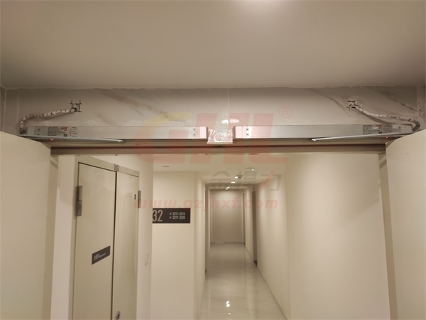 電動閉門器可保持防火門常開，同時消防聯(lián)動監(jiān)控系統(tǒng)。